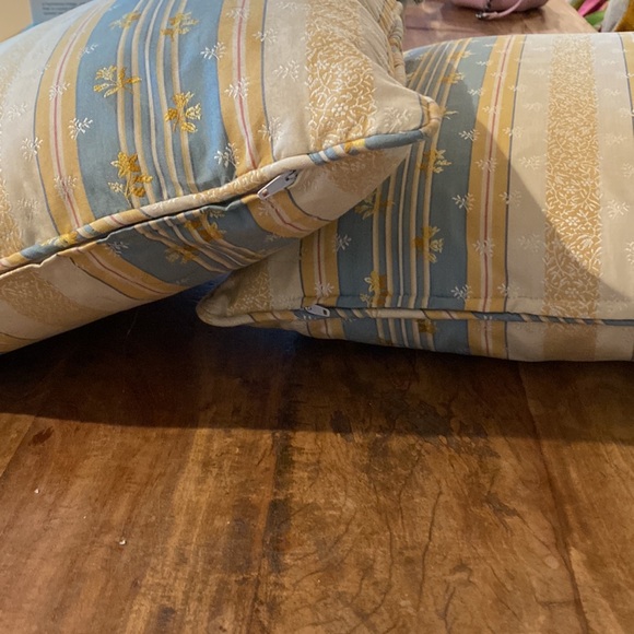 Pierre Deux maintenon blue fabric custom made pillows (2) - Picture 7 of 7